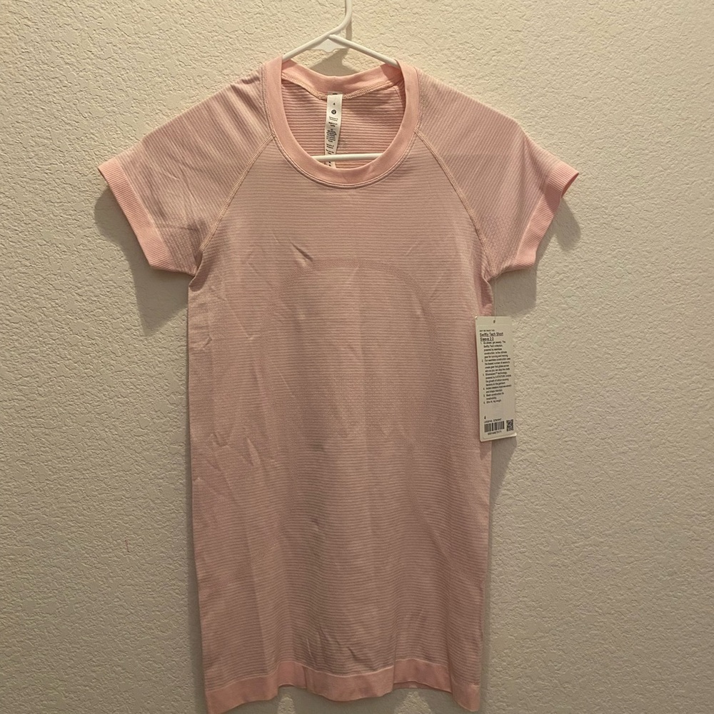 NWT Lululemon swiftly tech strawberry milkshake size 4 XS